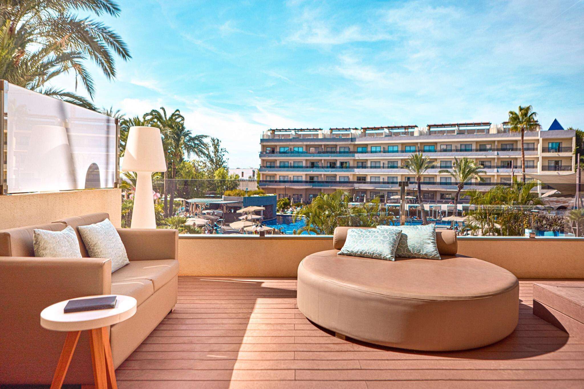 Ropa de cama de alta calidad, escritorio, cortinas opacas