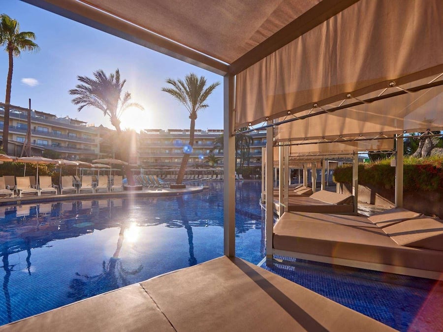 2 piscinas techadas, 7 piscinas al aire libre, sombrillas