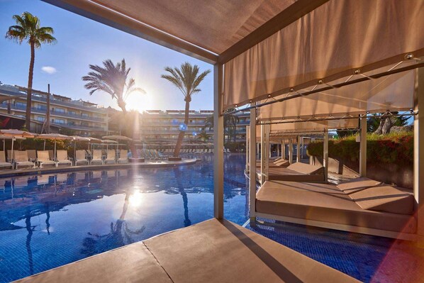 2 indoor pools, 7 outdoor pools, pool umbrellas, pool loungers