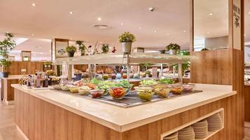 2 restaurants servant le petit déjeuner, le déjeuner et le dîner
