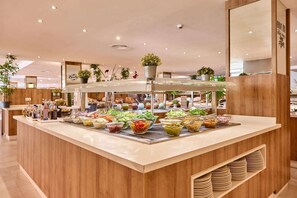 2 restaurants; breakfast, lunch and dinner served 