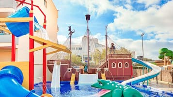 Un parco acquatico con scivoli e piscina, con un edificio a tema piratesco sullo sfondo.