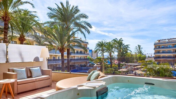 A rooftop pool area with a hot tub, lounge chairs, and a sofa. - Zafiro Palmanova (Calvia)