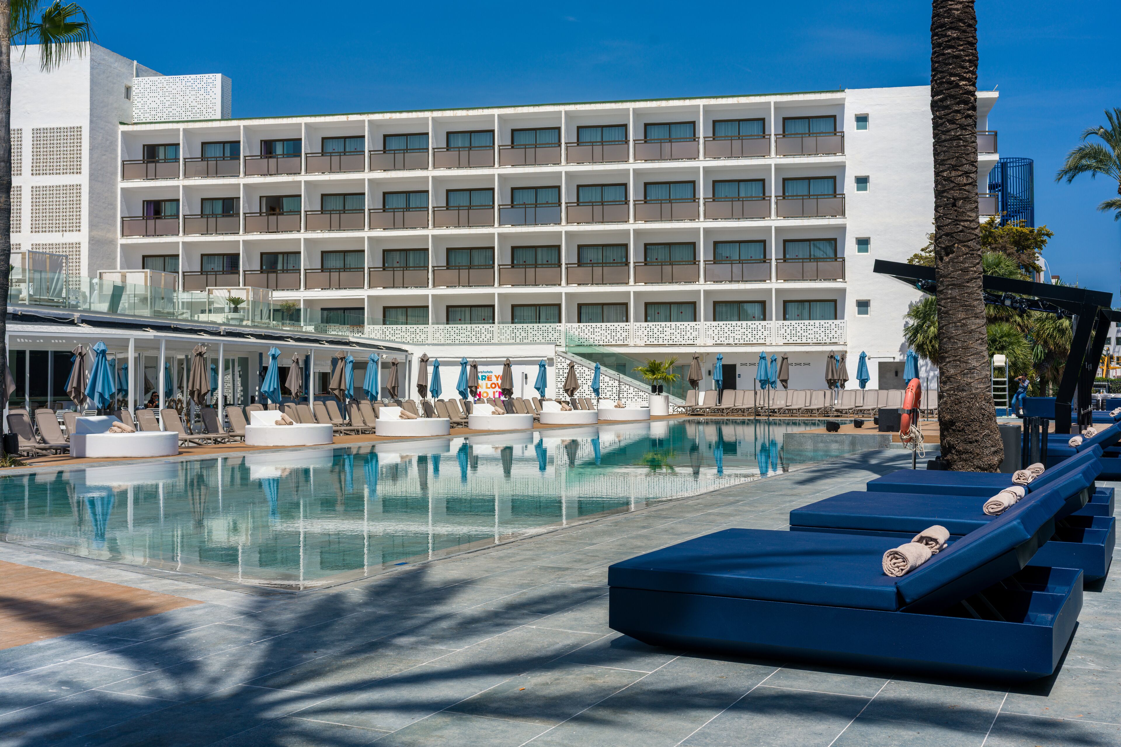 屋外プール、営業時間 10:00 ～ 20:00、プール パラソル、サンラウンジャー