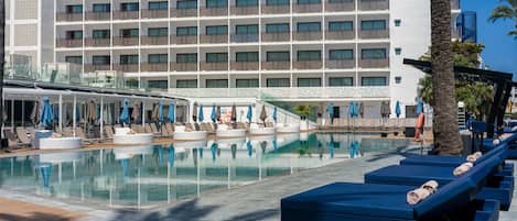 Piscine extérieure, accÚs possible de 10 h à 20 h, parasols