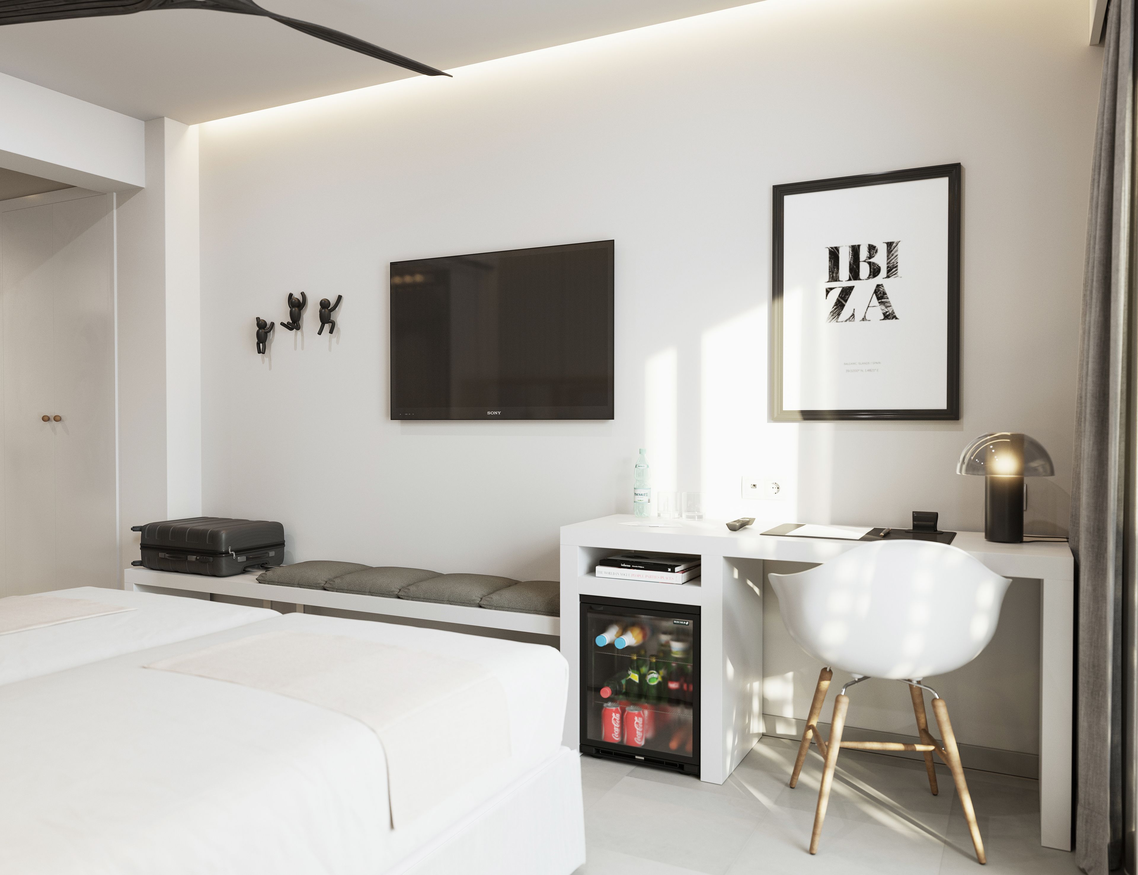 Una habitación de hotel moderna con cama, escritorio, silla, televisión de pantalla plana, refrigerador y obras de arte en las paredes.