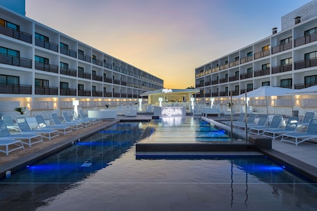 Outdoor pool, open 10:00 AM to 8:00 PM, pool umbrellas, pool loungers. Hotel Vibra Mare Nostrum