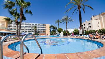 Außenpool, geöffnet von 10:00 Uhr bis 20:00 Uhr, Sonnenschirme