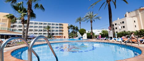 Piscine extérieure, parasols de plage, chaises longues