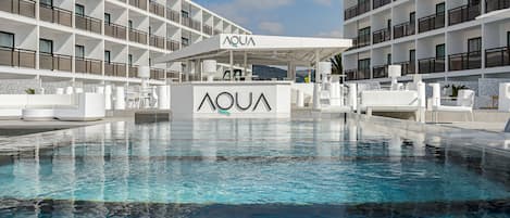 Piscine extérieure, parasols de plage, chaises longues