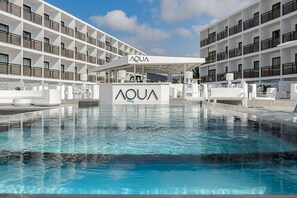 Una piscina al aire libre (de 10:00 a 18:00), sombrillas, tumbonas