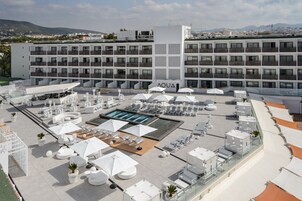 Piscina externa, funciona das 10h às 20h, guarda-sóis, espreguiçadeiras