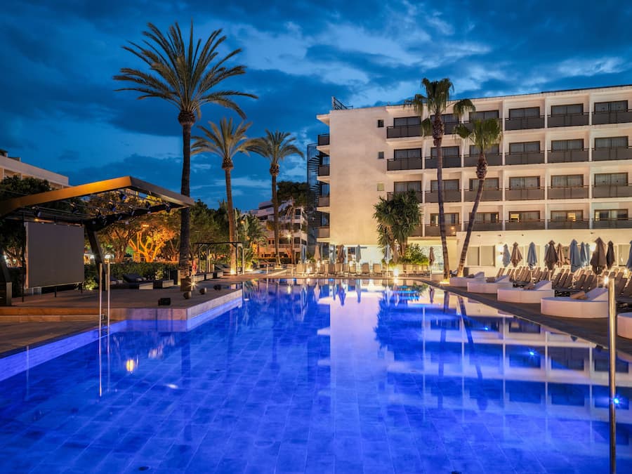 Piscina externa, funciona das 10h às 20h, guarda-sóis, espreguiçadeiras