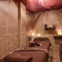 Behandelingsruimtes in de openlucht, een sauna, een bubbelbad