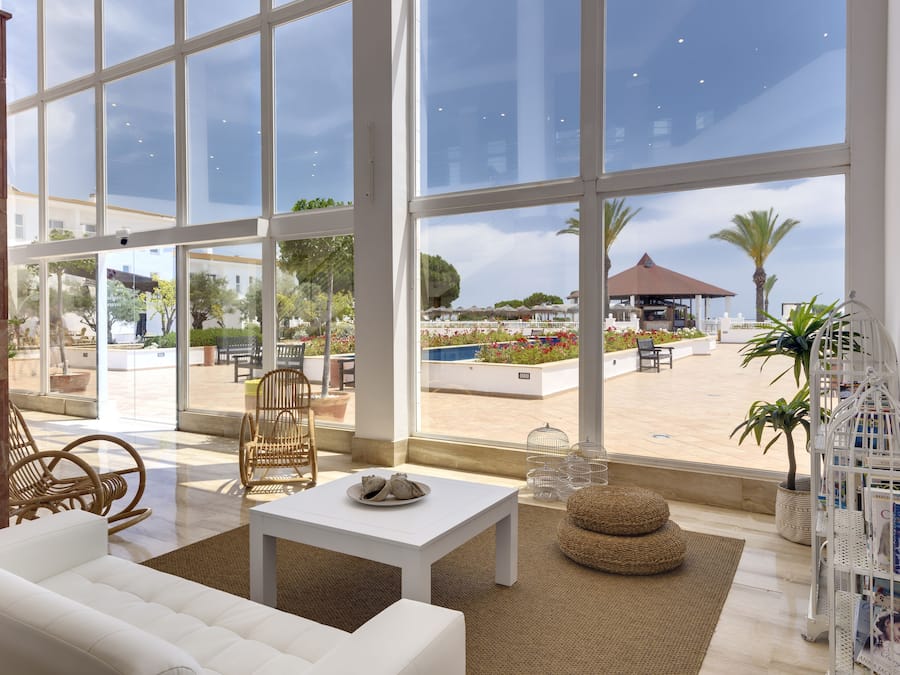 Utsikt mot poolen och öppet alla dagar