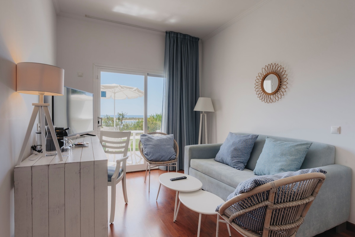 Selected Jr. Suite Sea View | Coin séjour | Télévision de 32 pouces avec chaînes par satellite