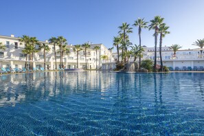 Indoor pool, 2 outdoor pools, pool loungers