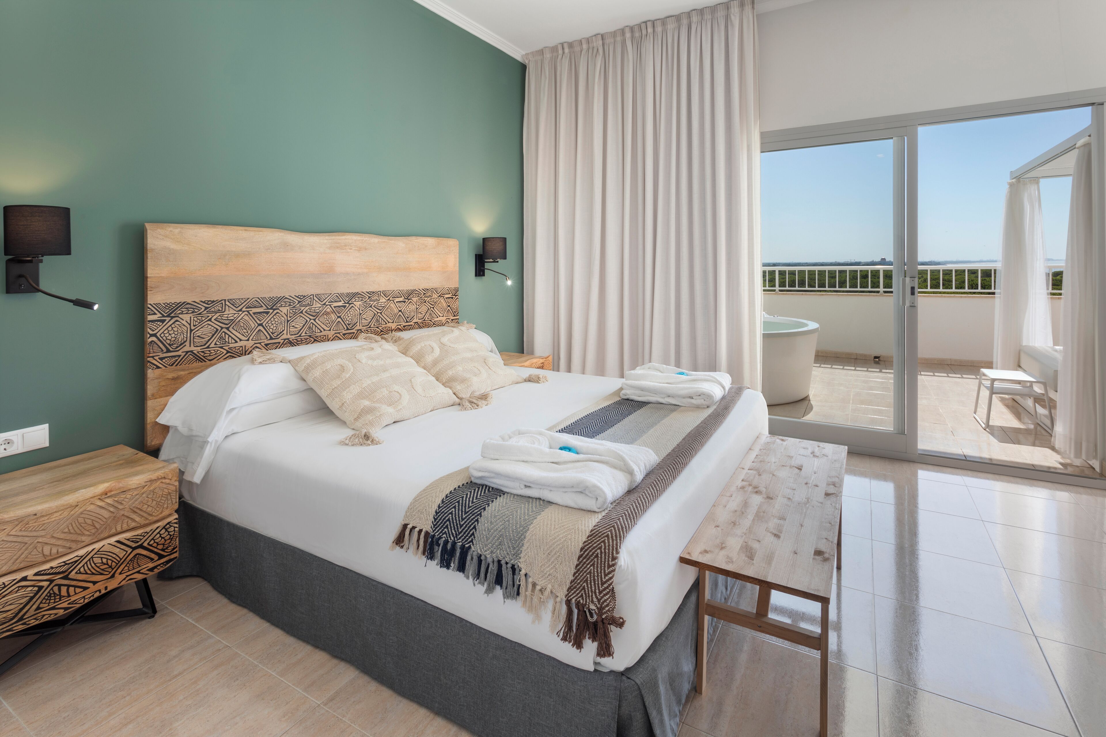 Deluxe tweepersoonskamer, bubbelbad | Een minibar, een bureau, gratis wifi, beddengoed