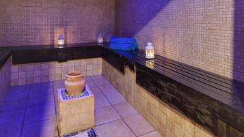 Behandelingsruimtes in de openlucht, een sauna, een bubbelbad