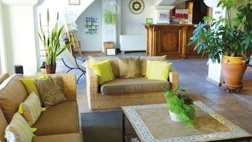 Coin salon dans le hall