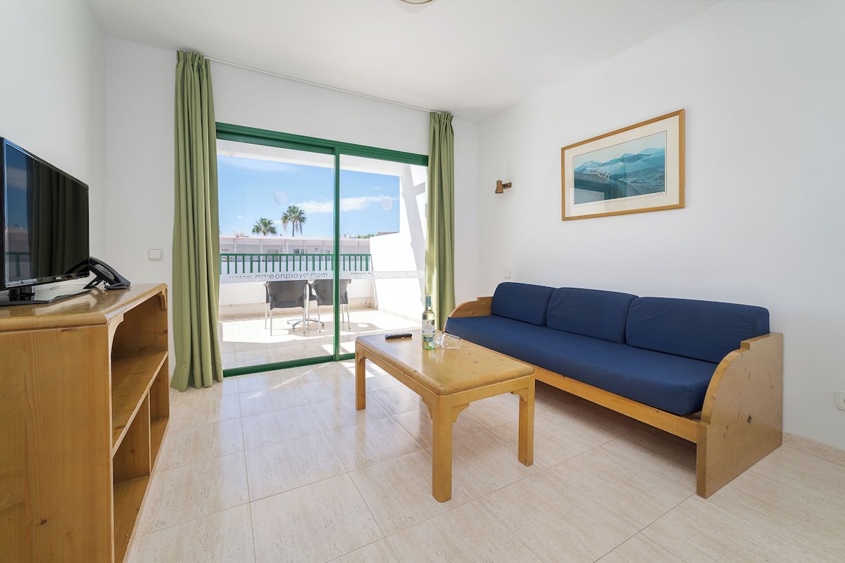 Appartement, 1 slaapkamer | Woonruimte | Een lcd-televisie