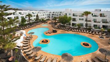 2 piscines a l'aire lliure, para-sols i gandules