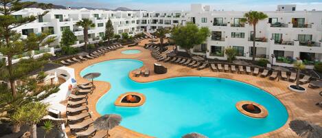 2 buitenzwembaden, parasols voor strand/zwembad