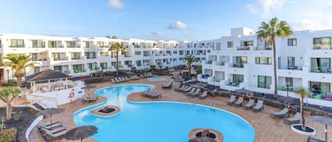 2 piscine all'aperto, ombrelloni da piscina, lettini