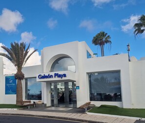 A building with a sign reading "Galeón Playa". - Galeon Playa (Teguise)