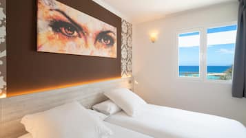 Espacio para trabajar con un portátil, wifi gratis, ropa de cama