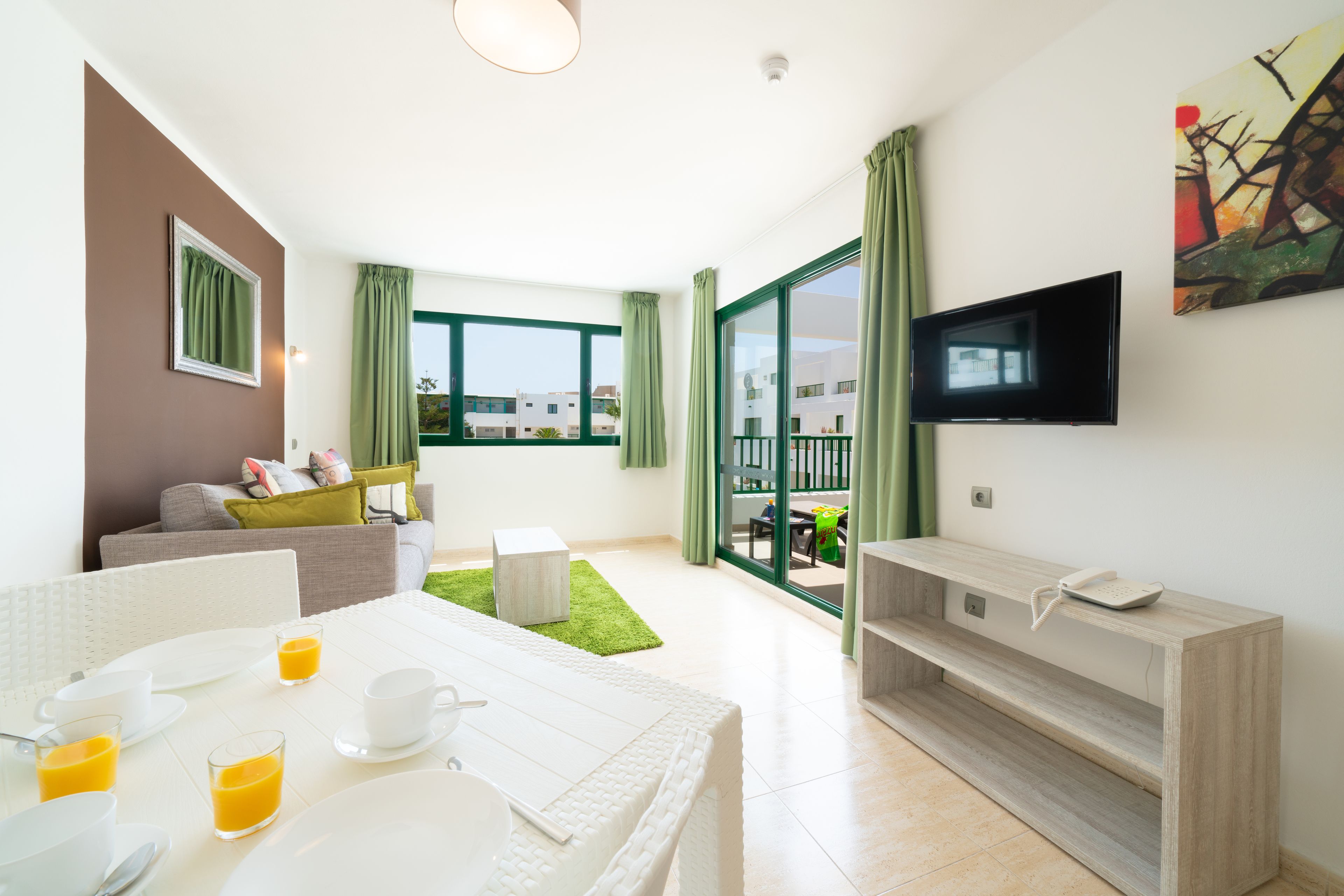 superior apartment, 1 bedroom | in-room dining