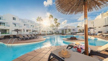 2 piscinas al aire libre, sombrillas, tumbonas