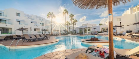 2 piscines extérieures, parasols de plage, chaises longues