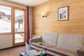 Studio 2 people - Mountain view | In-room safe, iron/ironing board, cribs/infant beds, free WiFi