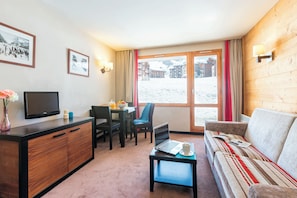 Estudio estándar, 1 habitación | Zona de estar | Una televisión