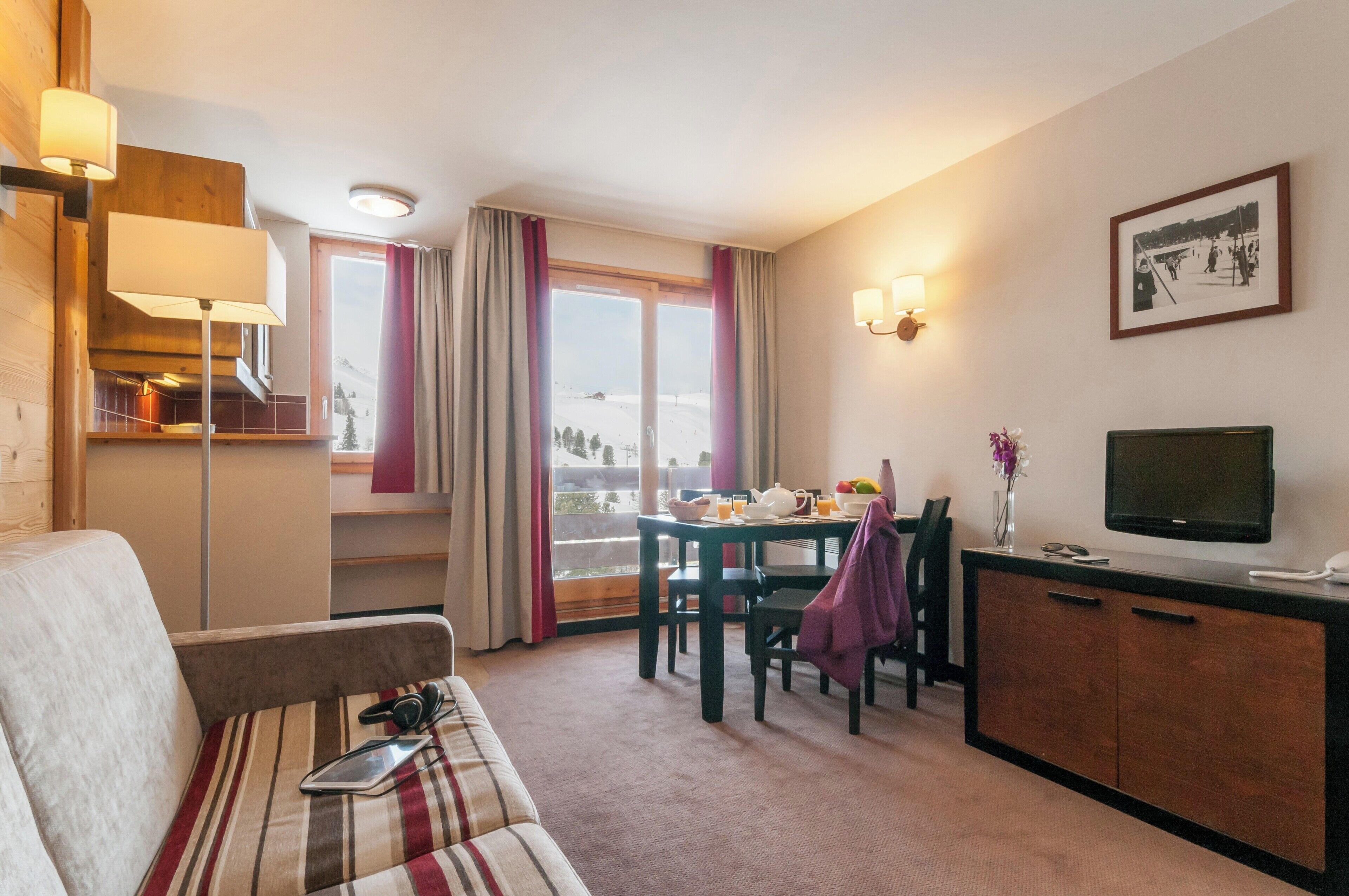 Studio 4 people - 1 sleeping area - Mountain view | Private kitchenette | Fridge, microwave, stovetop, dishwasher