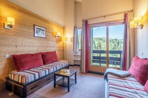 Apartment 8 people - 2 bedrooms + 1 sleeping area - Mountain view | Living area