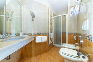 Junior Double or Twin Room | Bathroom