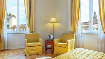 Minibar, caja de seguridad en la habitación, escritorio y ropa de cama