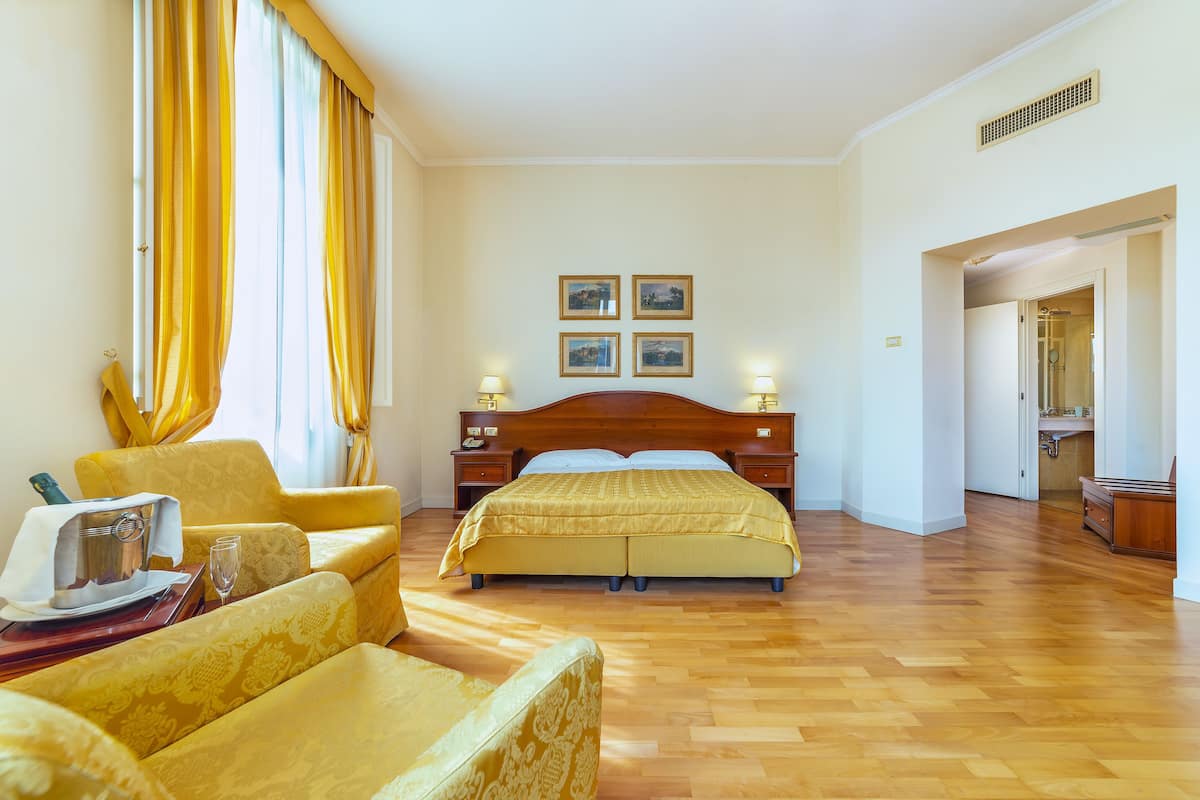 Junior Double or Twin Room | Minibar, in-room safe, desk, bed sheets