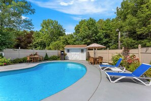 Piscine extérieure, chaises longues