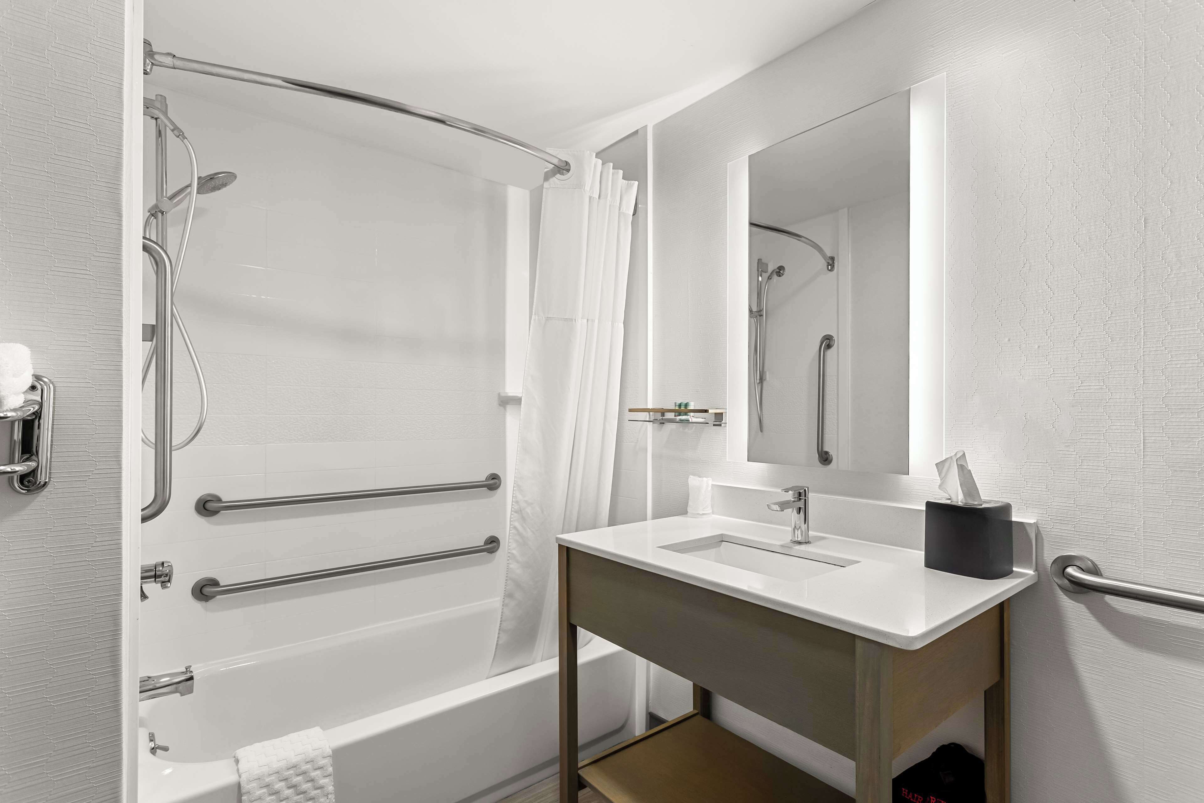 combined shower/bathtub, free toiletries, hair dryer, towels