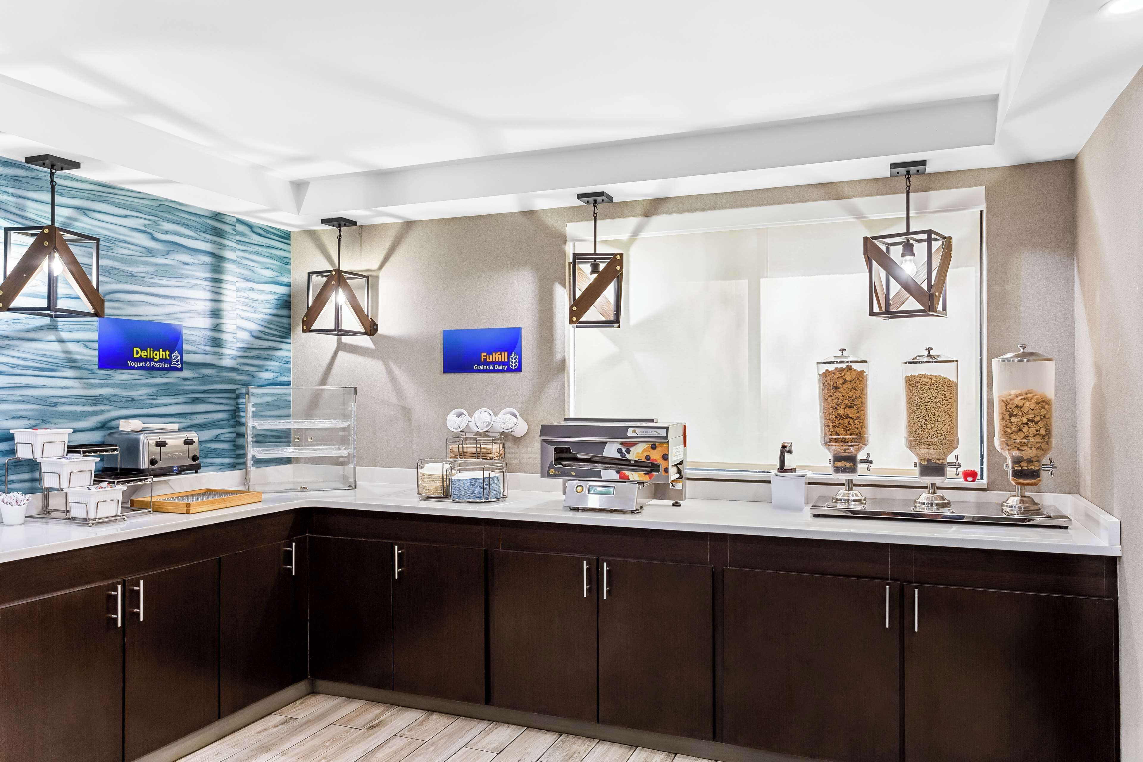 free daily continental breakfast