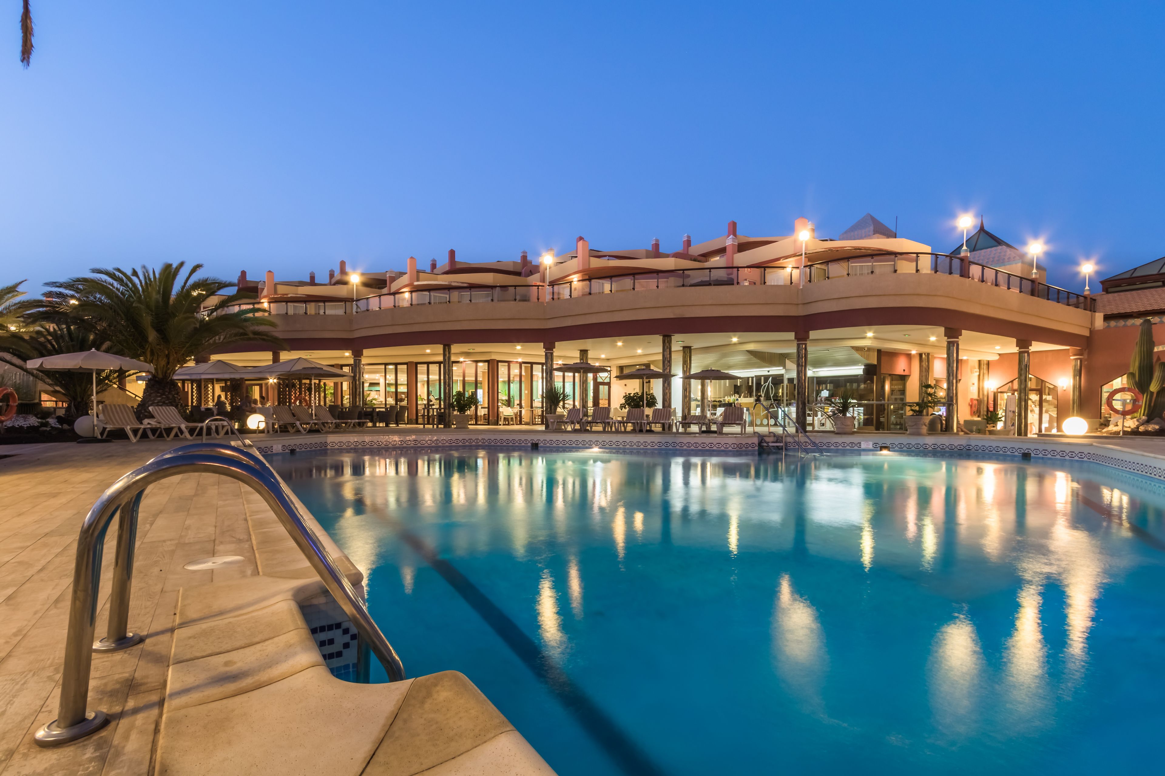 Hồ bơi ngoài trời, ghế dài tắm nắng 