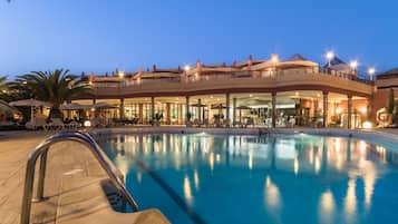 Piscine extérieure, chaises longues