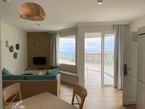 Rideaux occultants, chambres insonorisées, fer et planche à repasser