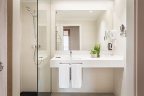 Kostenlose Toilettenartikel, Haartrockner, Bidet, Handtücher