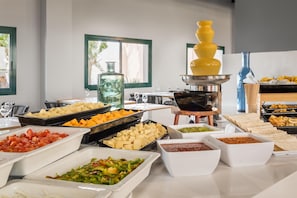 Breakfast, lunch and dinner served  - ALEGRIA Colonial Mar Aquafun (Roquetas de Mar)