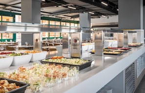 Déjeuner, dîner et souper servis sur place