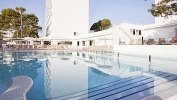 Una piscina cubierta, una piscina al aire libre, sombrillas, tumbonas